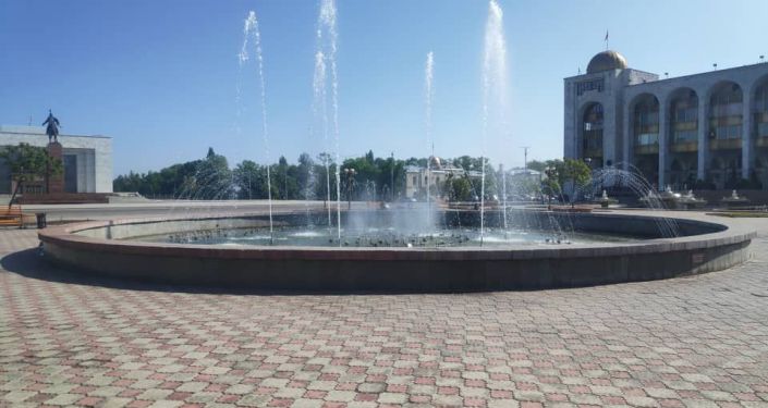 Заработавший фонтан на площади Ала-Тоо в Бишкеке 