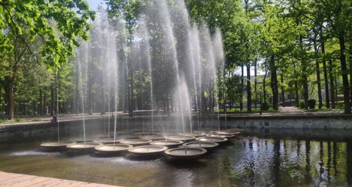 Заработавший фонтан в Дубовом парке в Бишкеке 