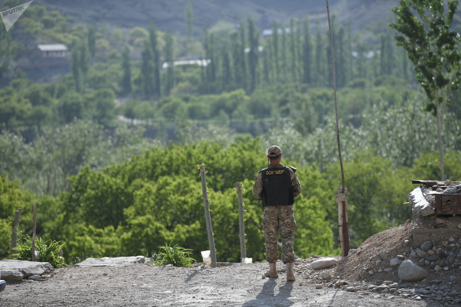 Солдат отряда специального назначения ШЕР на кыргызско-таджикской границе в Баткенской области