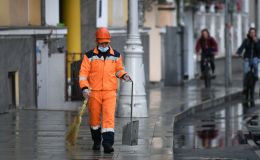 Сотрудник коммунальной службы убирает улицу в Москве. Архивное фото Сотрудник коммунальной службы убирает улицу в Москве. Архивное фото