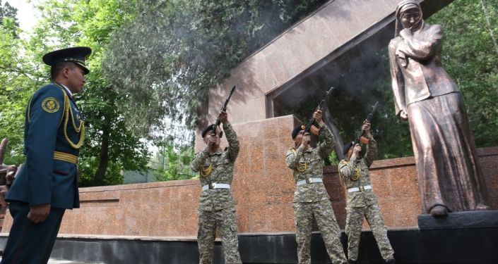 В рамках праздничных мероприятий, приуроченных к 76-летию Победы в Великой Отечественной войне возле мемориального комплекса Вечный огонь в Оше состоялся митинг-реквием В рамках праздничных мероприятий, приуроченных к 76-летию Победы в Великой Отечественной войне возле мемориального комплекса Вечный огонь в Оше состоялся митинг-реквием