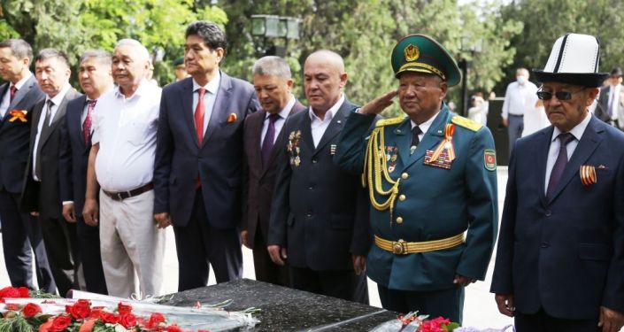 В рамках праздничных мероприятий, приуроченных к 76-летию Победы в Великой Отечественной войне возле мемориального комплекса Вечный огонь в Оше состоялся митинг-реквием В рамках праздничных мероприятий, приуроченных к 76-летию Победы в Великой Отечественной войне возле мемориального комплекса Вечный огонь в Оше состоялся митинг-реквием