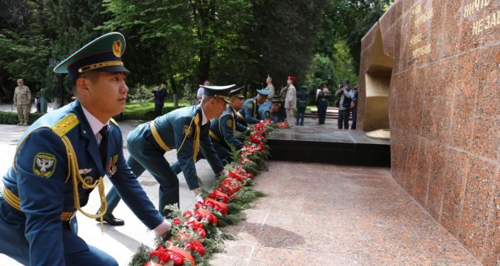 В рамках праздничных мероприятий, приуроченных к 76-летию Победы в Великой Отечественной войне возле мемориального комплекса Вечный огонь в Оше состоялся митинг-реквием В рамках праздничных мероприятий, приуроченных к 76-летию Победы в Великой Отечественной войне возле мемориального комплекса Вечный огонь в Оше состоялся митинг-реквием