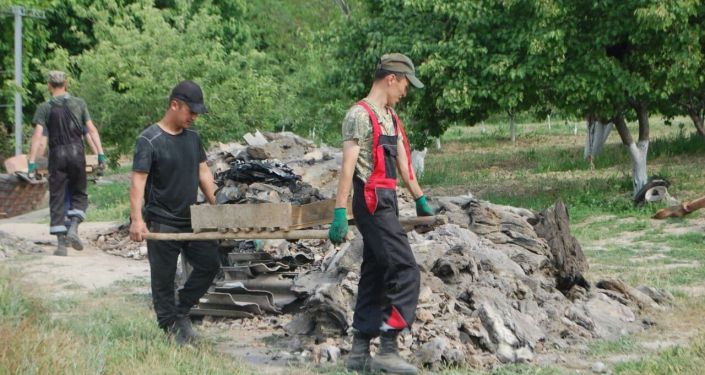 Сносятся дома, подожженные в результате нападения Таджикистана на населенные пункты на кыргызско-таджикской границе, в том числе село Максат в Лейлекском районе.