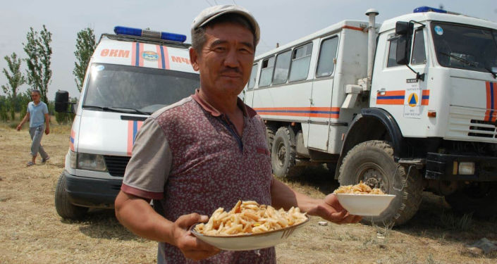 Гуманитарная помощь жителям Максат, которые потеряли свои дома после военного конфликта на кыргызско-таджикской границе