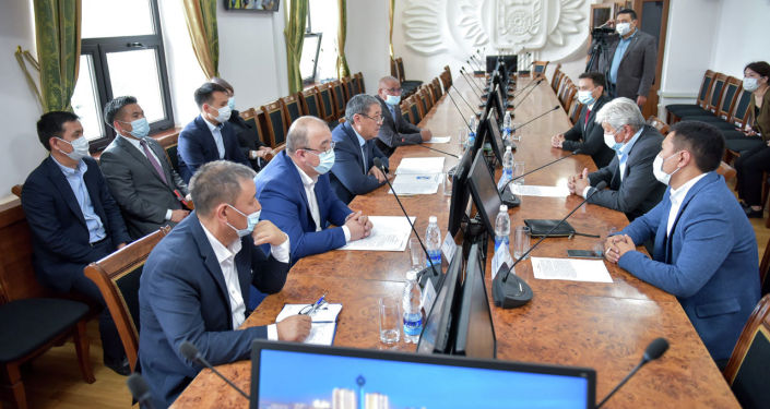 Исполняющий обязанности мэра Бактыбек Кудайбергенов во время подписания меморандума о сотрудничестве с компанией-поставщиком Эко-пассажирские перевозки Исполняющий обязанности мэра Бактыбек Кудайбергенов во время подписания меморандума о сотрудничестве с компанией-поставщиком Эко-пассажирские перевозки