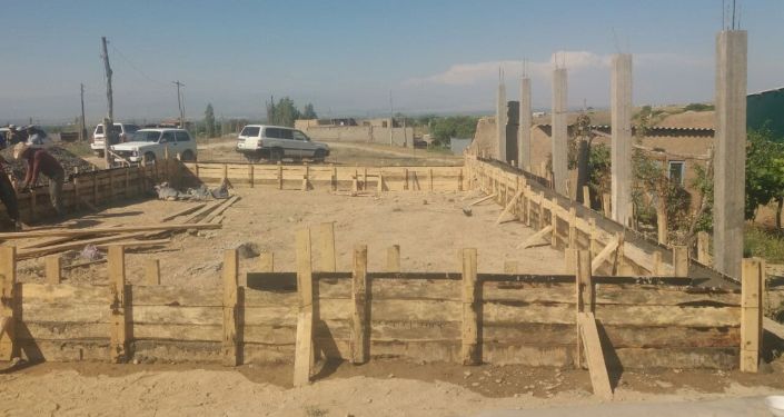 В селе Максат Баткенской области на месте сгоревших жилых домов началось строительство новых В селе Максат Баткенской области на месте сгоревших жилых домов началось строительство новых