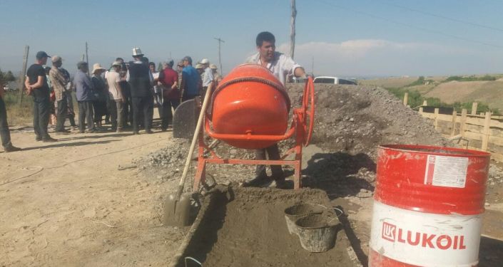 В селе Максат Баткенской области на месте сгоревших жилых домов началось строительство новых В селе Максат Баткенской области на месте сгоревших жилых домов началось строительство новых