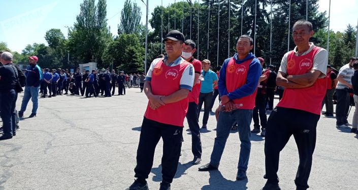 На Старой площади Бишкека у Дома правительства проходит митинг сторонников президента Садыра Жапарова