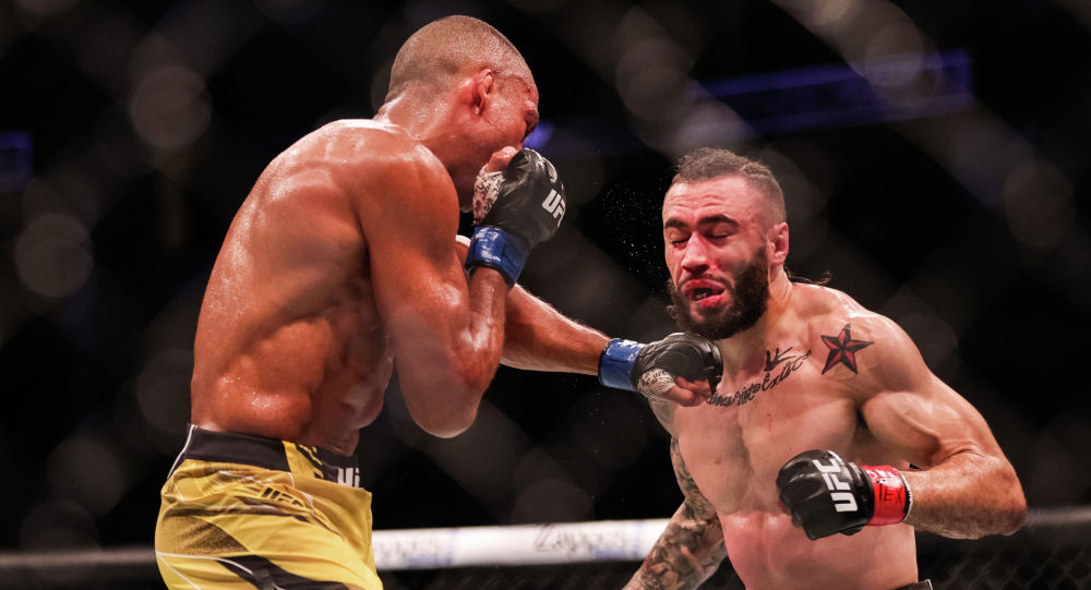 Боец упал спустя 5 секунд после удара — видео необычного нокаута на UFC 262