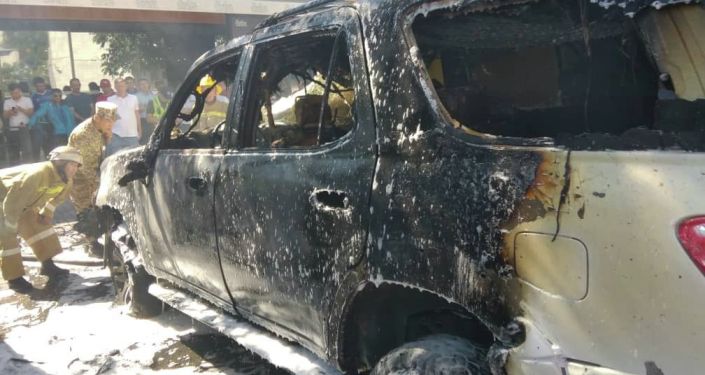 Сотрудники МЧС тушат пожар в авто на улице Орозбекова в Бишкеке