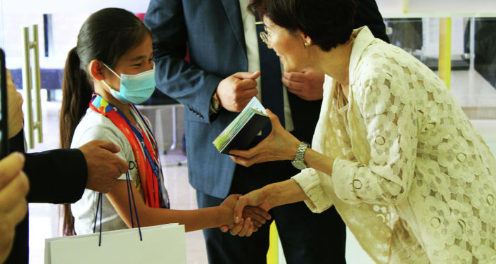 Вручение первых новых биометрических паспортов в Кыргызстане юным шахматистам страны