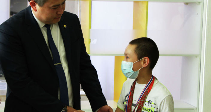 Вручение первых новых биометрических паспортов в Кыргызстане юным шахматистам страны