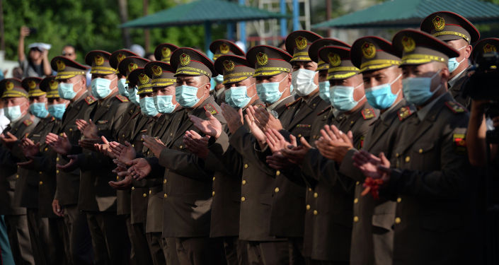 Военнослужащие Министерства обороны и Пограничной службы ГКНБ на церемонии вручения квартир в Оше. 28 мая 2021 года