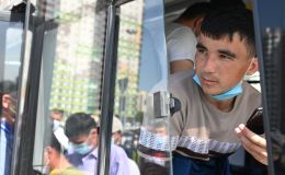 Мужчина у Единого миграционного центра Московской области. Архивное фото Мужчина у Единого миграционного центра Московской области. Архивное фото