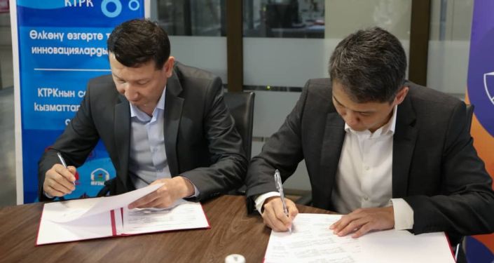 Глава КТРК Бактияр Алиев и директор компании Акнет Нурбек Абасканов во время подписания договора на трансляцию Олимпийских игр в Токио