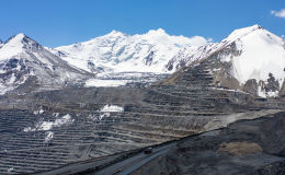 Самосвал горнодобывающей компании Kumtor Gold Company на месторождении Кумтор в Иссык-Кульской области Кыргызской Республики. Самосвал горнодобывающей компании Kumtor Gold Company на месторождении Кумтор в Иссык-Кульской области Кыргызской Республики.