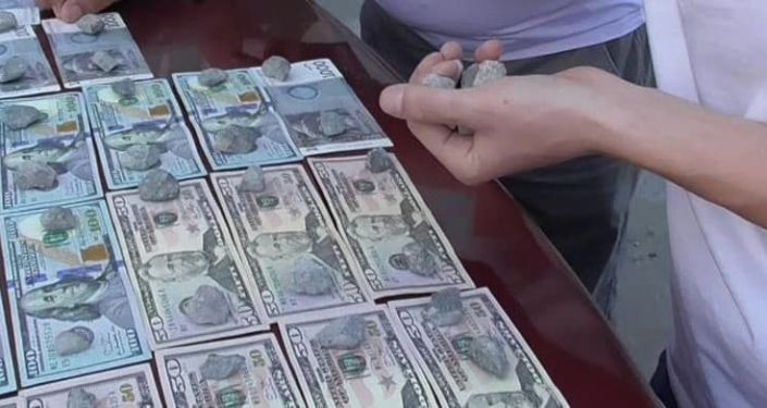 Старший сержант МВД задержан при получении взятки в размере 1000 долларов в Бишкеке