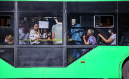 Полная пассажирами троллейбус едет на одном из улиц Бишкека после того, как водители маршрутного такси устроили забастовку Полная пассажирами троллейбус едет на одном из улиц Бишкека после того, как водители маршрутного такси устроили забастовку