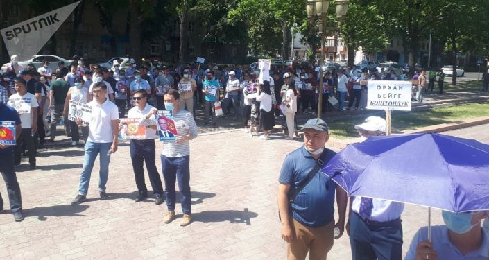 Митинг в поддержку без вести пропавшего главы сети образовательных учреждений Сапат Орхана Инанды у здания Жогорку Кенеша в Бишкеке