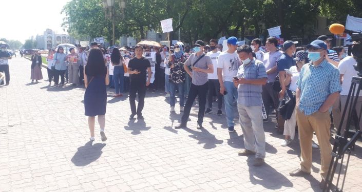 Митинг в поддержку без вести пропавшего главы сети образовательных учреждений Сапат Орхана Инанды у здания Жогорку Кенеша в Бишкеке