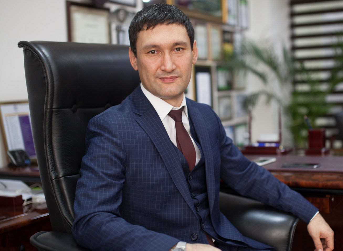 Генеральный директор строительной компании Тимур Файзиев в рабочем кабинете