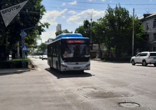 Автобус на одной из улиц Бишкека во время забастовок водителей маршрутного такси