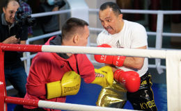 Семикратный чемпион мира по боксу среди профессионалов по версии WBA Орзубек Назаров и шеф-редактор Sputnik Кыргызстан Эркин Алымбеков во время съемки проекта Разговор на кулаках