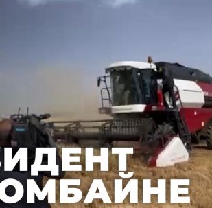 Президент Узбекистана Шавкат Мирзиеёв попробовал себя в качестве водителя комбайна. Во время визита в Сурхандарьинскую область он проехался за рулем машины и помог собрать урожай с полей.