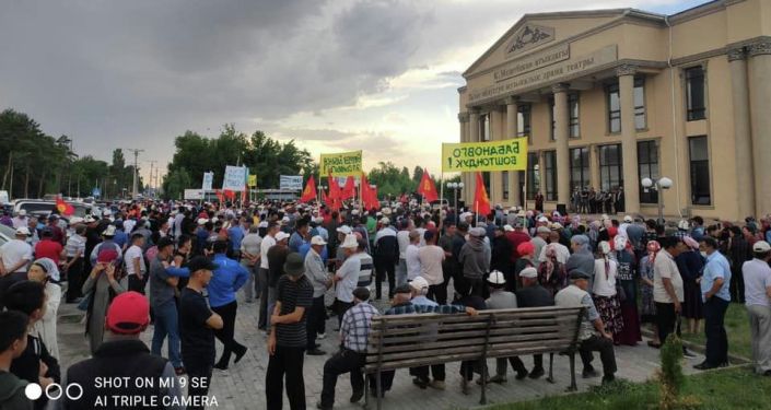 Митинг сторонников арестованного экс-премьера-министра Омурбека Бабанова в городе Талас