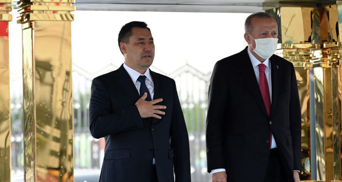 Президент Садыр Жапаров на церемонии официальной встречи с Президентом Турции Реджепом Тайипом Эрдоганом. 09 июня 2021 года
