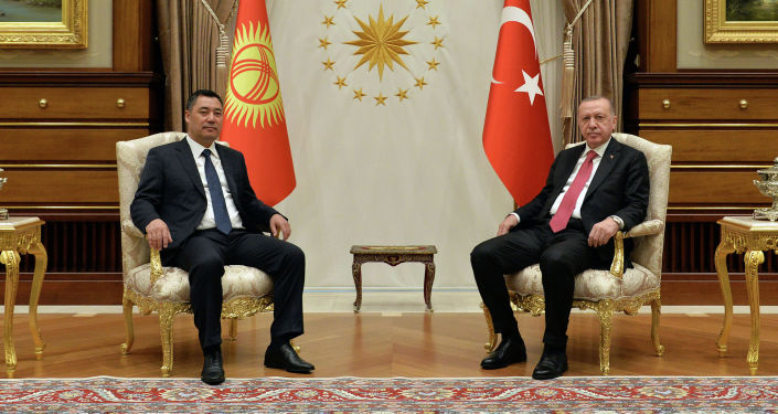 Президент Садыр Жапаров на церемонии официальной встречи с Президентом Турции Реджепом Тайипом Эрдоганом. 09 июня 2021 года