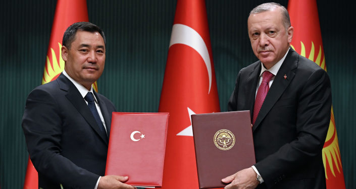 Президент Садыр Жапаров и президент Турции Реджеп Тайип Эрдоган во время подписания ряда двусторонних документов в рамках официального визита