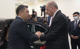 Главы государств тепло побеседовали на фоне панорамы из президентского Дворца в Анкаре. Прощаясь, Жапаров пригласил Эрдогана посетить Кыргызстан с ответным визитом.