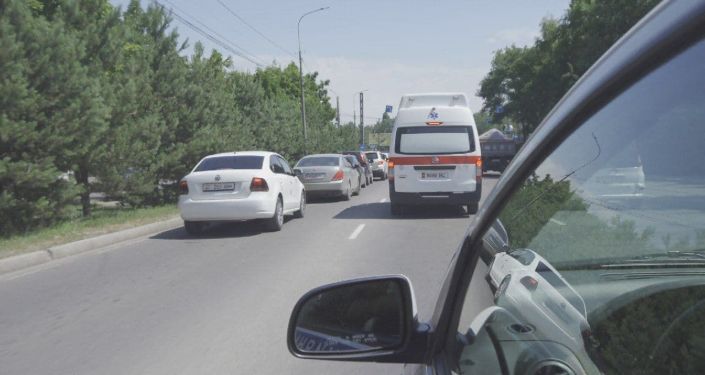 Сотрудники УПСМ проверяли, уступают ли водители дорогу машине со спецсигналами во время рейда Маяк в Бишкеке