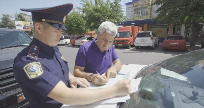 Сотрудники УПСМ проверяли, уступают ли водители дорогу машине со спецсигналами во время рейда Маяк в Бишкеке
