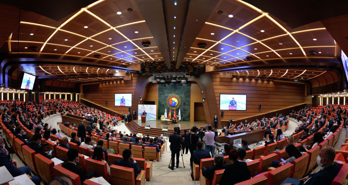 Президент Кыргызстана Садыр Жапаров на бизнес-форуме во время посещения Союза торговых и промышленых палат и бирж Турции Анкаре. 10 июня 2021 года