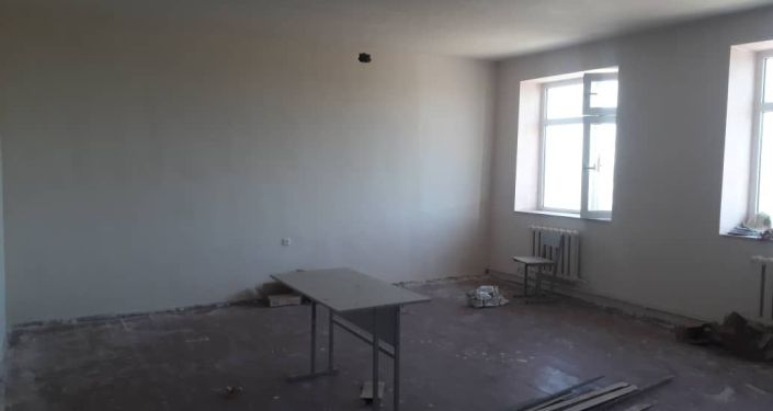 Капитальный ремонт школы в селе Максат Лейлекского района Баткенской области, которая подверглась обстрелу военными Таджикистана во время приграничного конфликта