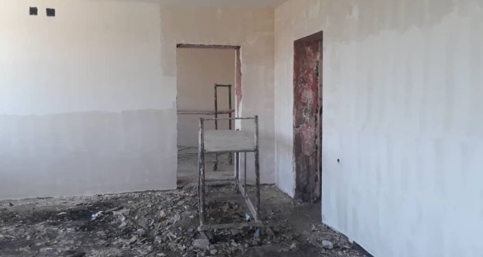 Капитальный ремонт школы в селе Максат Лейлекского района Баткенской области, которая подверглась обстрелу военными Таджикистана во время приграничного конфликта