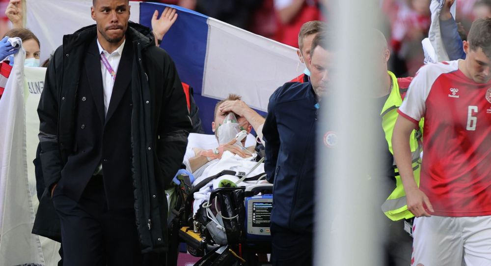Футболист потерял сознание во время матча Евро-2020. Игра остановлена — видео