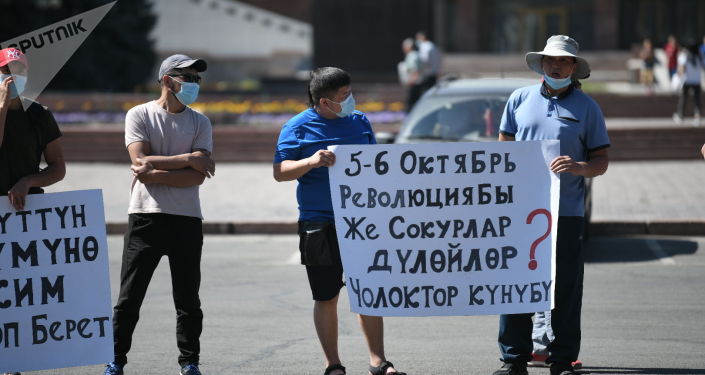 Пострадавшие в октябрьских событиях на митинге у дома правительства в Бишкеке. 14 июня 2021 года