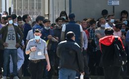 Очередь из мигрантов возле Единого миграционного центра Московской области Очередь из мигрантов возле Единого миграционного центра Московской области