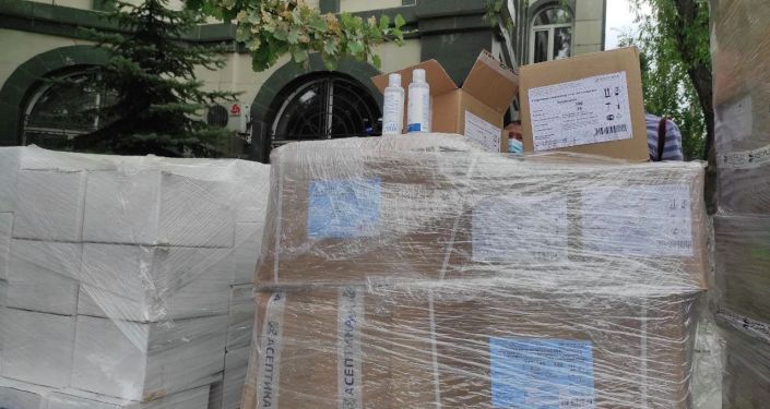 Три тонны гуманитарной помощи передали православные организации России в Баткенскую область для борьбы с распространением коронавируса Три тонны гуманитарной помощи передали православные организации России в Баткенскую область для борьбы с распространением коронавируса