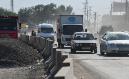 Автомобили едут по трассе Бишкек — Ош во время ремонтных работ Автомобили едут по трассе Бишкек — Ош во время ремонтных работ