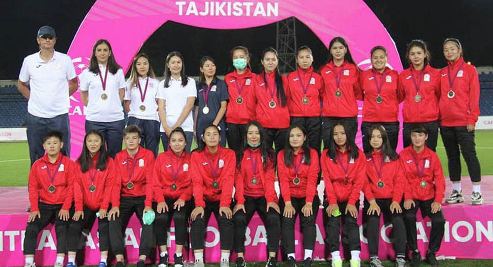 Кыргызстандын футбол боюнча кыздар командасы Тажикстанда 3-орунду алышты