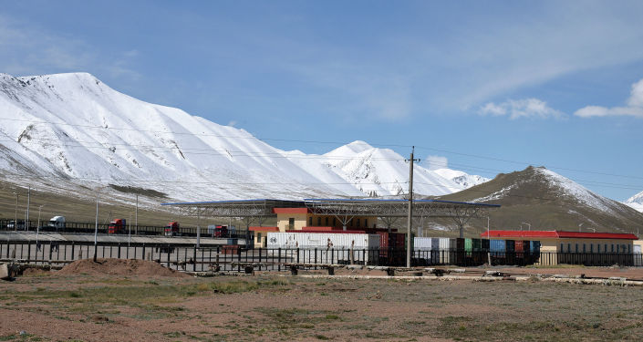 Контрольно-пропускной пункт Торугарт на границе Кыргызстана и Китая в Нарынской области Контрольно-пропускной пункт Торугарт на границе Кыргызстана и Китая в Нарынской области