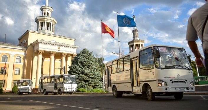 50 новых автобусов марки ISUZU, узбекского производства возле здания мэрии в Бишкеке 50 новых автобусов марки ISUZU, узбекского производства возле здания мэрии в Бишкеке