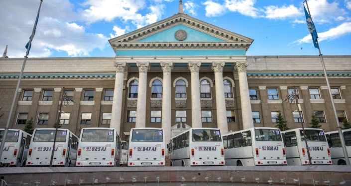 50 новых автобусов марки ISUZU, узбекского производства возле здания мэрии в Бишкеке 50 новых автобусов марки ISUZU, узбекского производства возле здания мэрии в Бишкеке