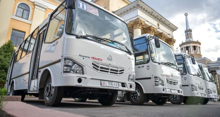 50 новых автобусов марки ISUZU, узбекского производства возле здания мэрии в Бишкеке 50 новых автобусов марки ISUZU, узбекского производства возле здания мэрии в Бишкеке