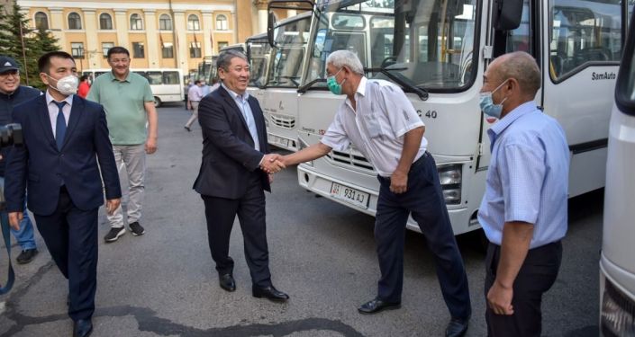 50 новых автобусов марки ISUZU, узбекского производства возле здания мэрии в Бишкеке 50 новых автобусов марки ISUZU, узбекского производства возле здания мэрии в Бишкеке